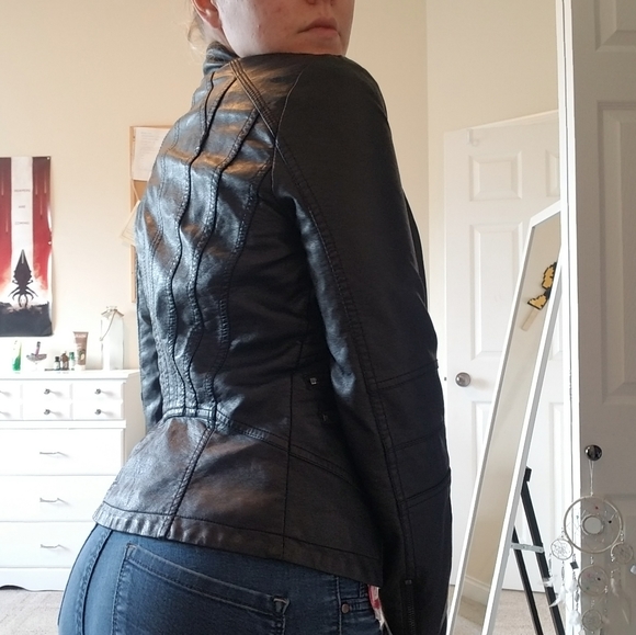 leather jacket - Picture 2 of 4
